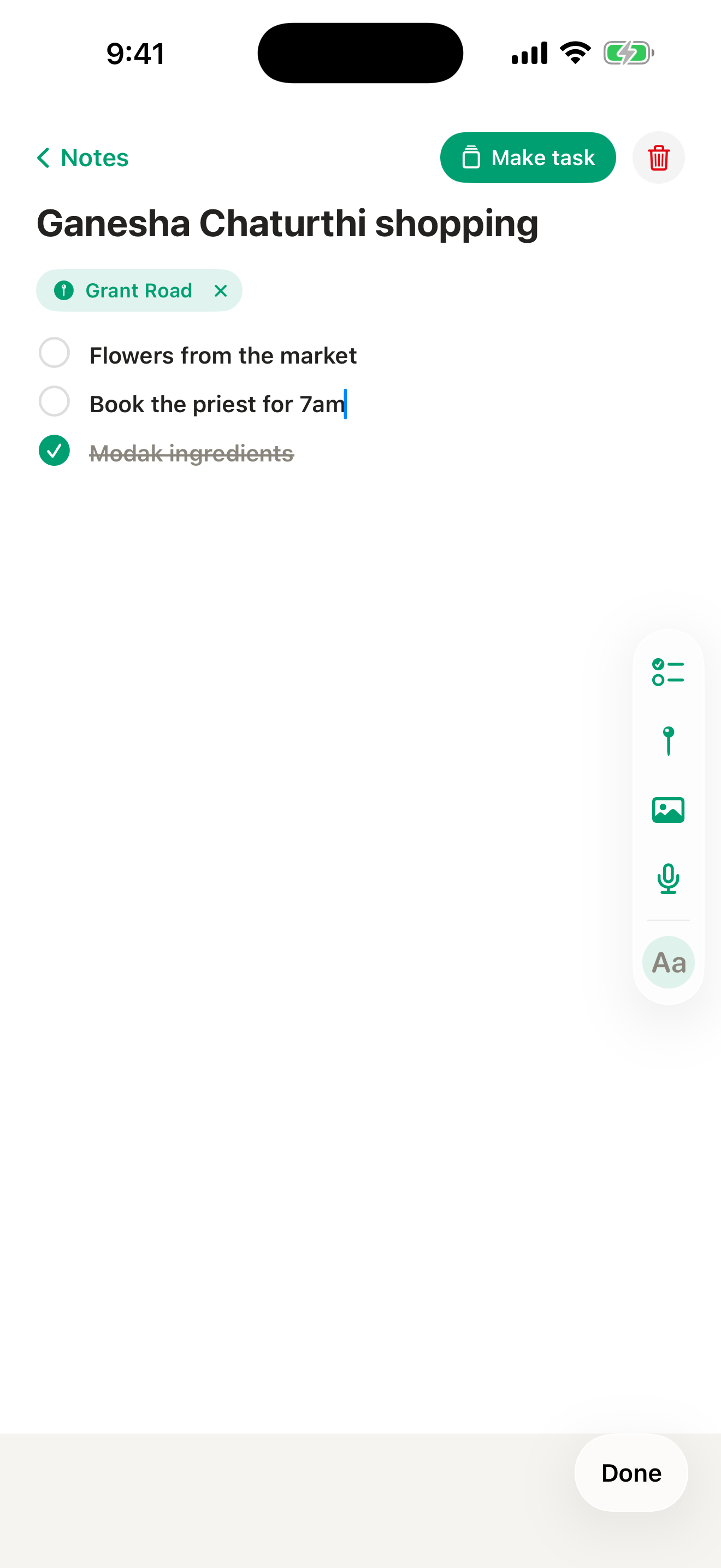 A note with an auto-attached location chip and a checklist with one ticked row sunk to the bottom.